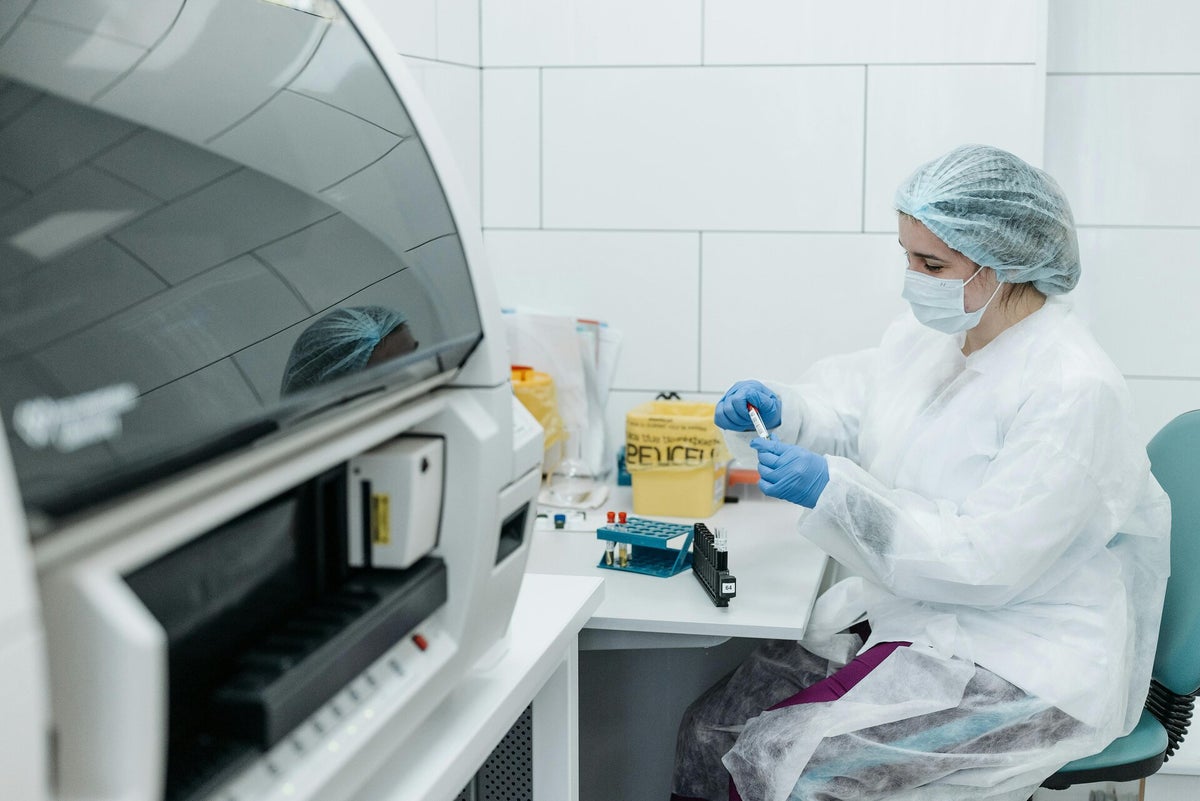 Praca laboratoryjna z wykorzystaniem aparatury diagnostycznej