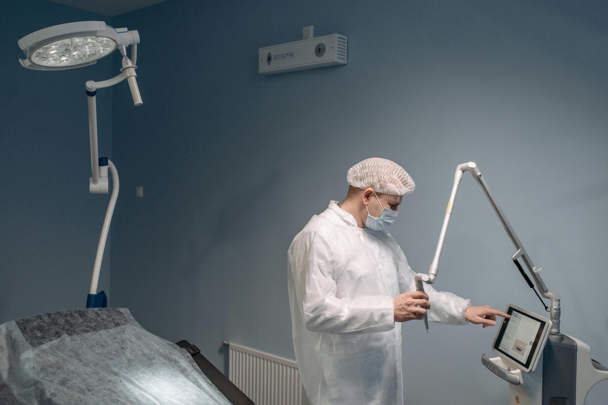 Specjalista obsługujący urządzenie medyczne